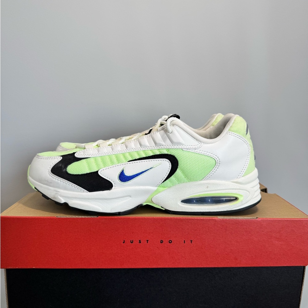 Men’s Nike Air Max Triax running shoes. - Picture 4 of 8
